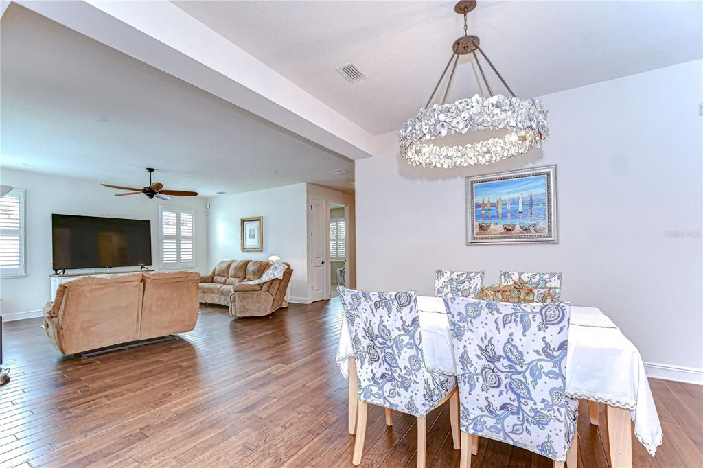 合同活跃: $505,000 (3 贝兹, 2 浴室, 2053 平方英尺)