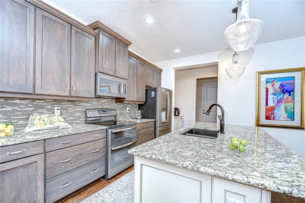 合同活跃: $505,000 (3 贝兹, 2 浴室, 2053 平方英尺)