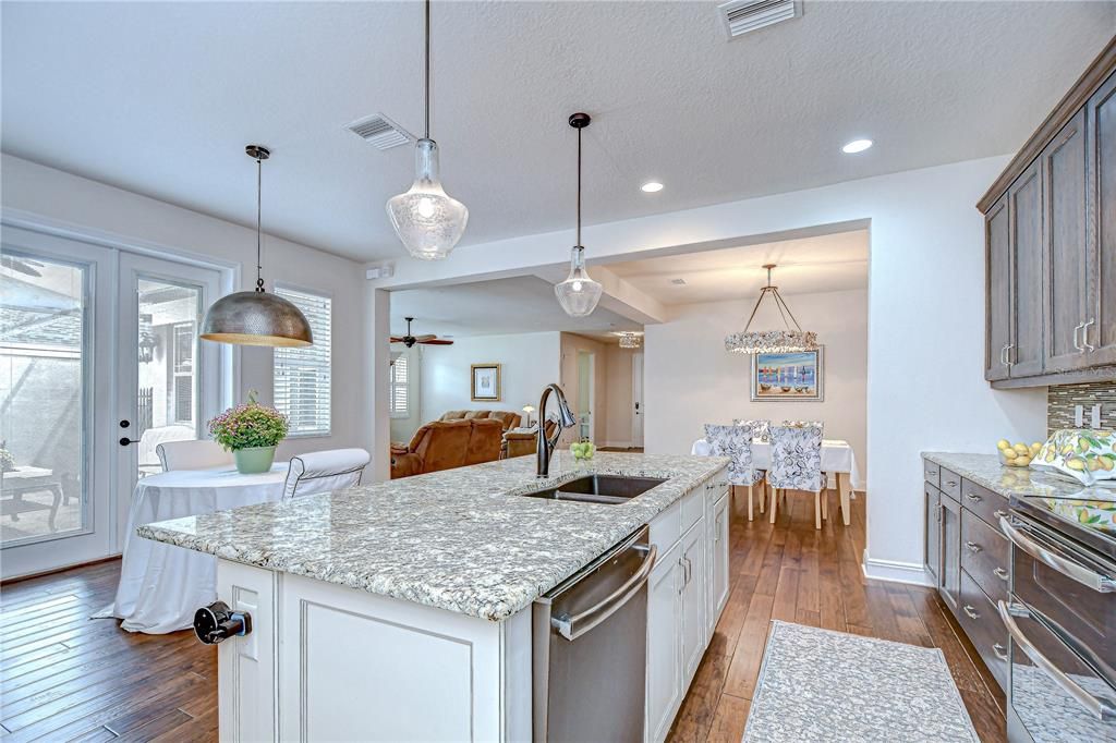 合同活跃: $505,000 (3 贝兹, 2 浴室, 2053 平方英尺)