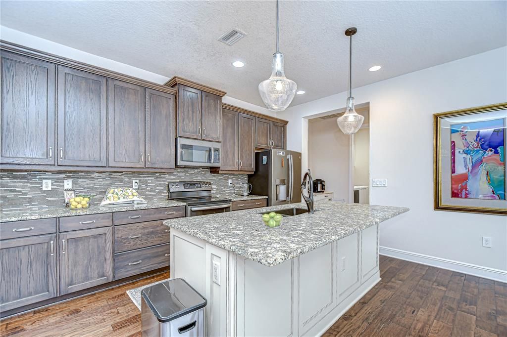 合同活跃: $505,000 (3 贝兹, 2 浴室, 2053 平方英尺)