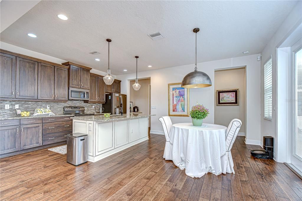 合同活跃: $505,000 (3 贝兹, 2 浴室, 2053 平方英尺)