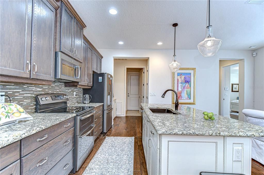 合同活跃: $505,000 (3 贝兹, 2 浴室, 2053 平方英尺)