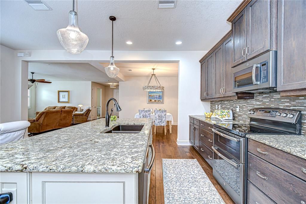 合同活跃: $505,000 (3 贝兹, 2 浴室, 2053 平方英尺)