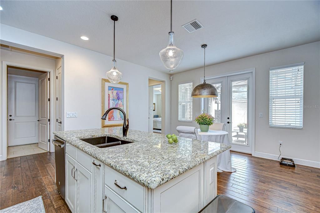 合同活跃: $505,000 (3 贝兹, 2 浴室, 2053 平方英尺)