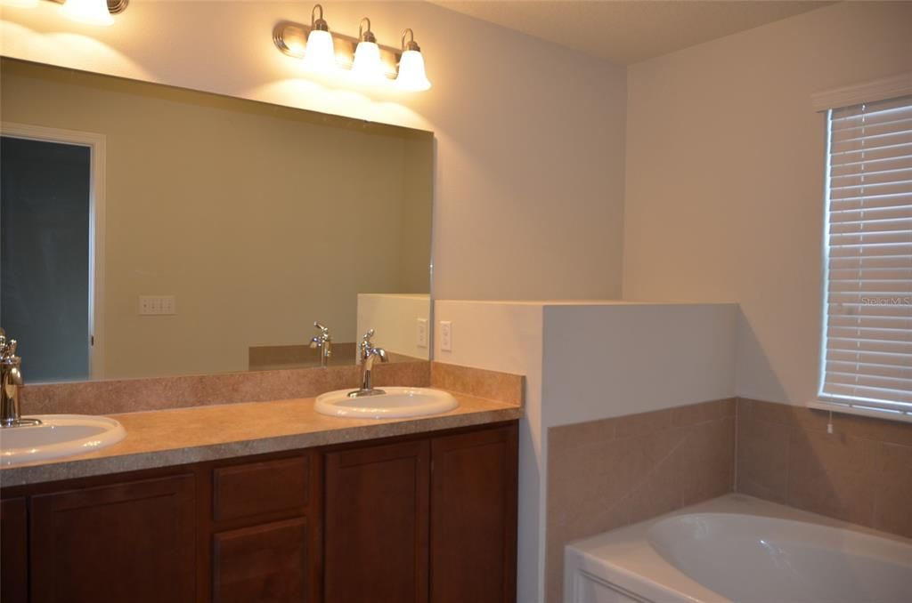 For Rent: $2,200 (3 beds, 2 baths, 1572 Square Feet)