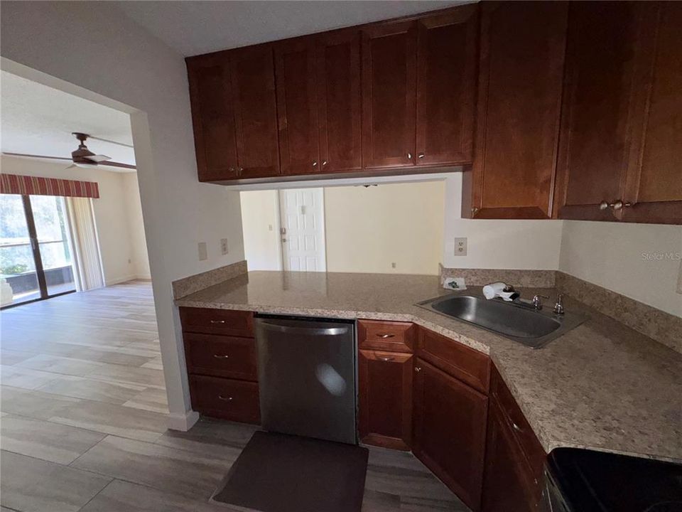 В аренду: $1,700 (2 спален, 2 ванн, 979 Квадратных фут)