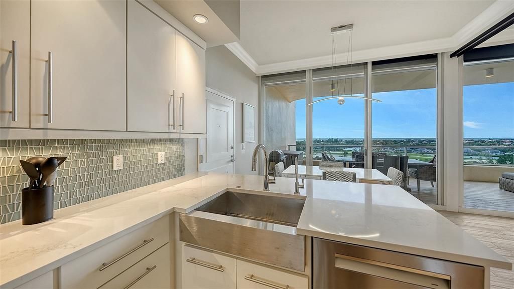 Под контрактом: $2,000,000 (3 спален, 2 ванн, 2550 Квадратных фут)