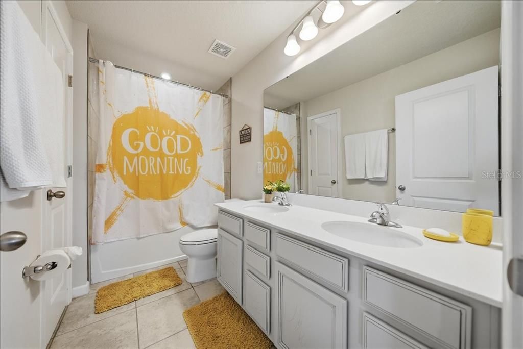 На продажу: $429,900 (5 спален, 3 ванн, 2370 Квадратных фут)