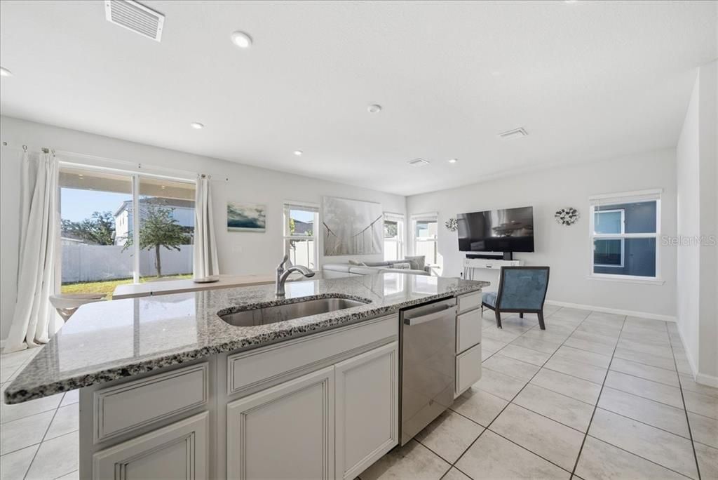 На продажу: $429,900 (5 спален, 3 ванн, 2370 Квадратных фут)