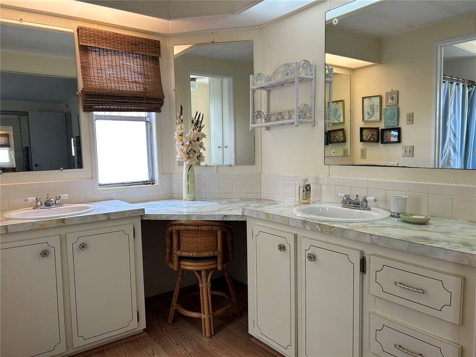 For Sale: $199,900 (2 beds, 2 baths, 816 Square Feet)