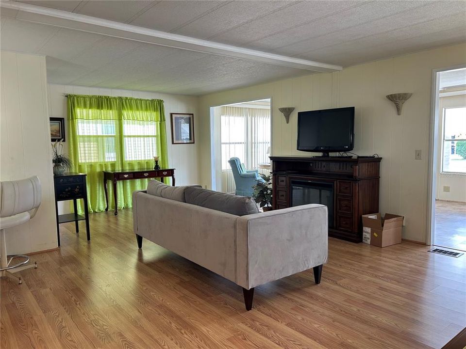 For Sale: $199,900 (2 beds, 2 baths, 816 Square Feet)