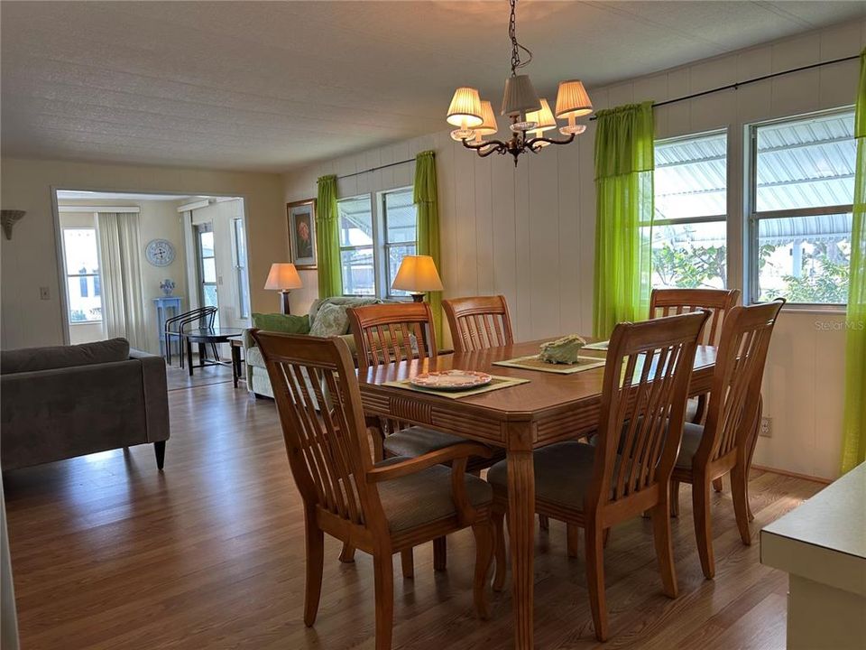 For Sale: $199,900 (2 beds, 2 baths, 816 Square Feet)