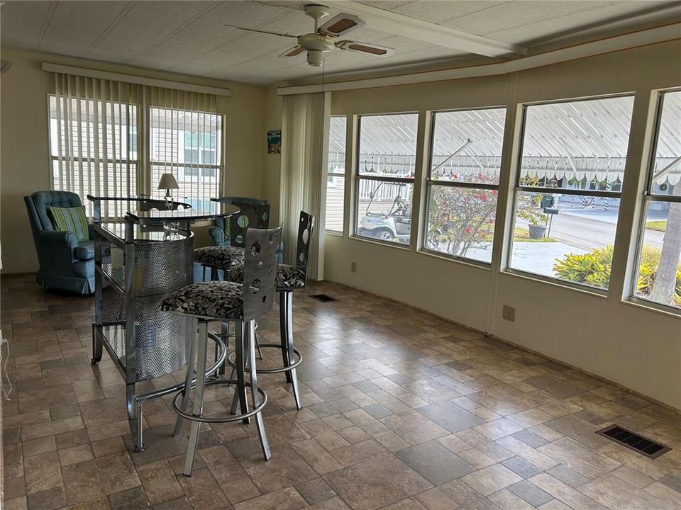 For Sale: $199,900 (2 beds, 2 baths, 816 Square Feet)