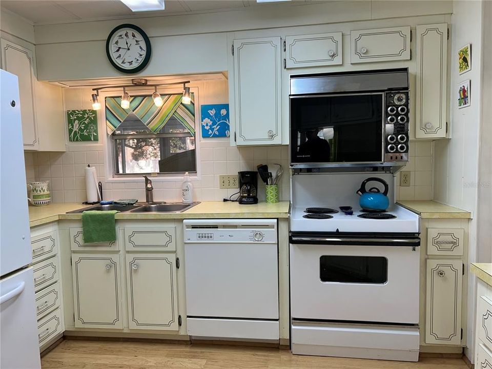 For Sale: $199,900 (2 beds, 2 baths, 816 Square Feet)