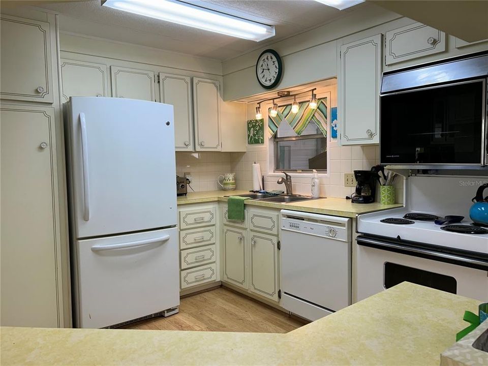 For Sale: $199,900 (2 beds, 2 baths, 816 Square Feet)