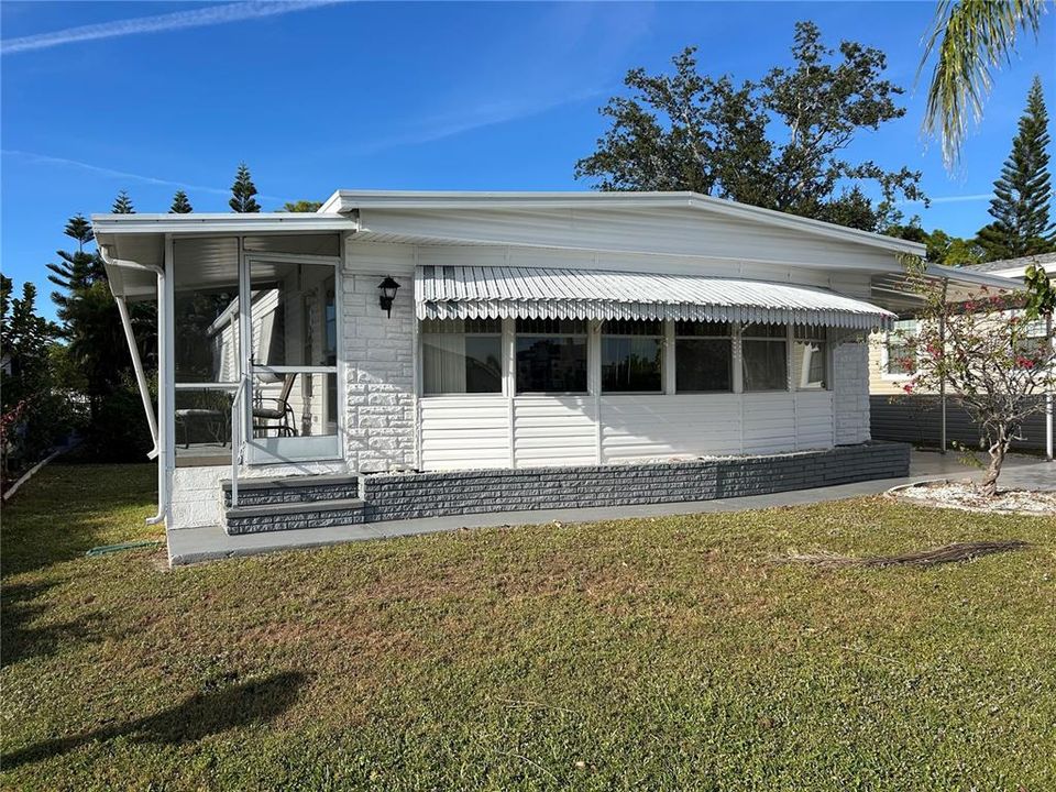 For Sale: $199,900 (2 beds, 2 baths, 816 Square Feet)