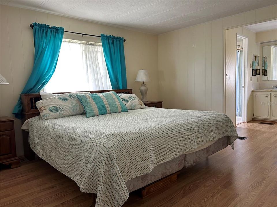 For Sale: $199,900 (2 beds, 2 baths, 816 Square Feet)