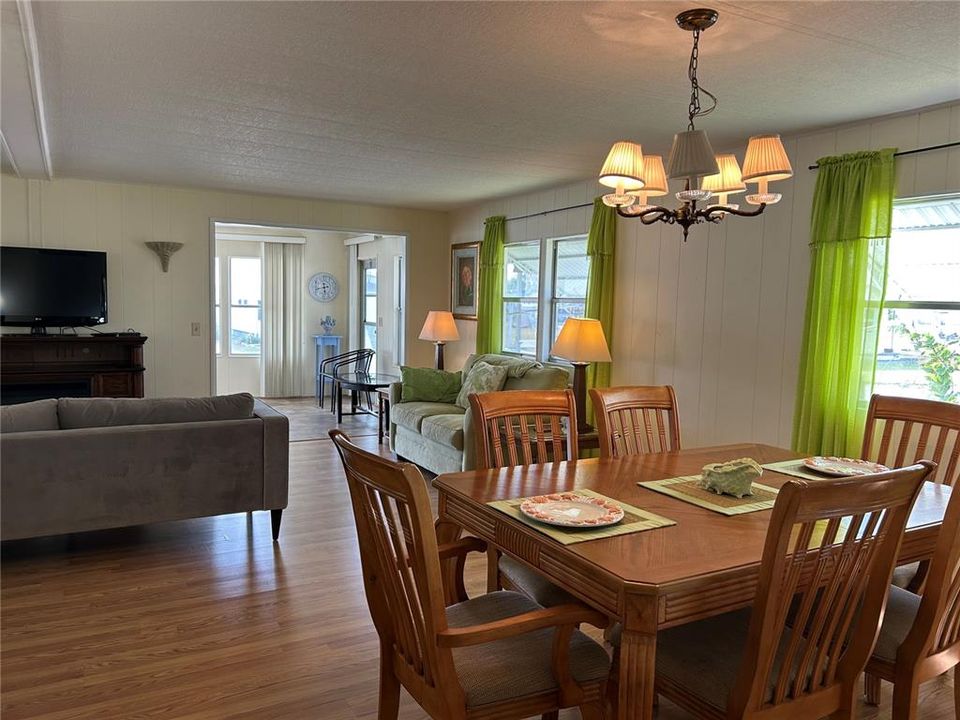 For Sale: $199,900 (2 beds, 2 baths, 816 Square Feet)