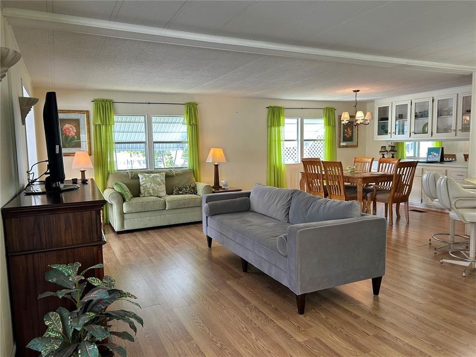 For Sale: $199,900 (2 beds, 2 baths, 816 Square Feet)