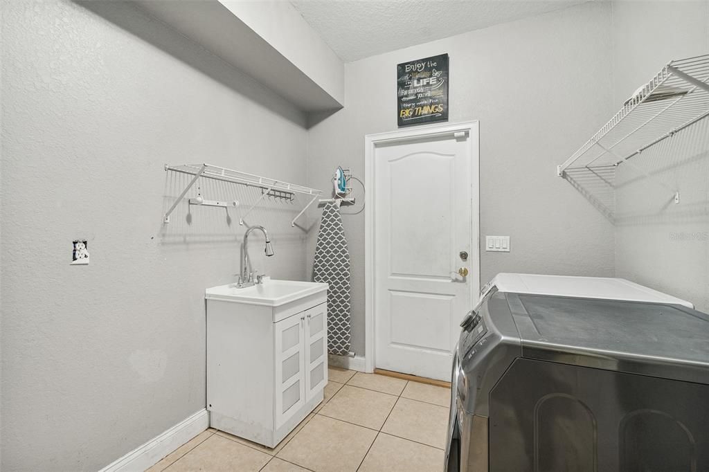 Active With Contract: $390,000 (3 beds, 2 baths, 1894 Square Feet)