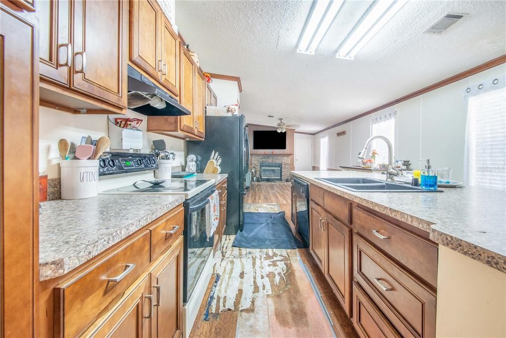 Activo con contrato: $189,000 (4 camas, 2 baños, 1836 Pies cuadrados)