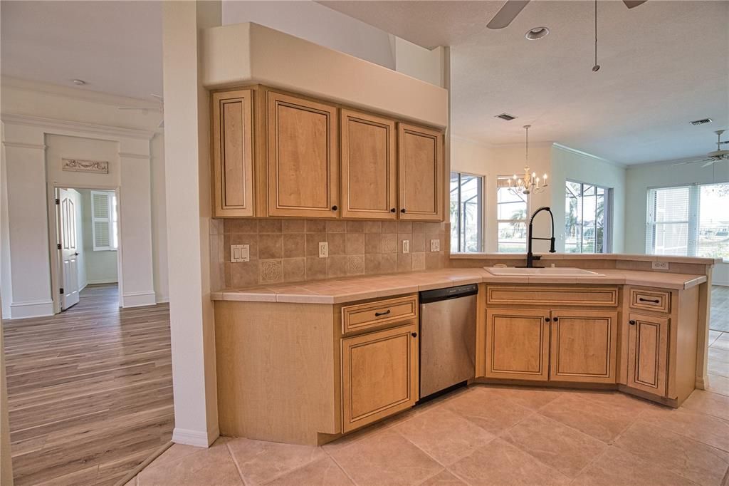 На продажу: $549,000 (3 спален, 2 ванн, 2005 Квадратных фут)