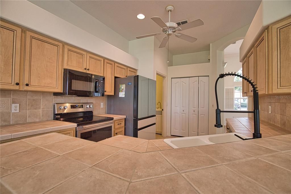 На продажу: $549,000 (3 спален, 2 ванн, 2005 Квадратных фут)