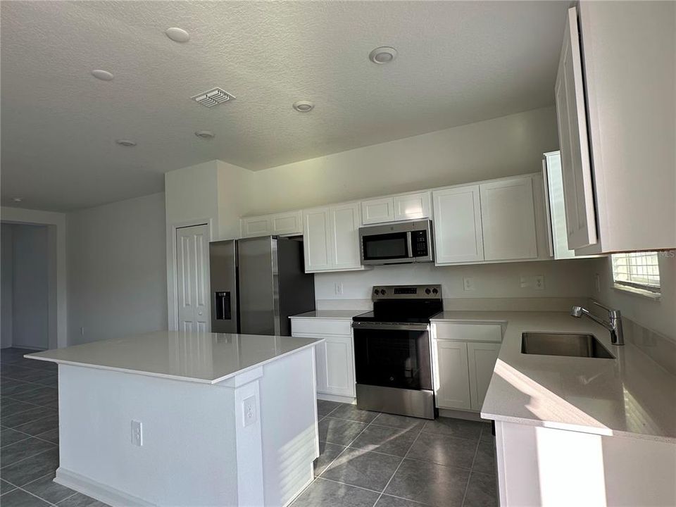 En Renta: $2,350 (3 camas, 2 baños, 2614 Pies cuadrados)