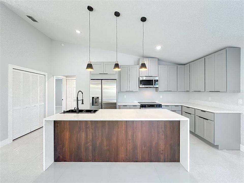 For Sale: $359,900 (3 beds, 2 baths, 1937 Square Feet)