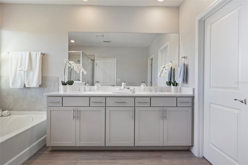 Под контрактом: $675,000 (4 спален, 3 ванн, 2738 Квадратных фут)