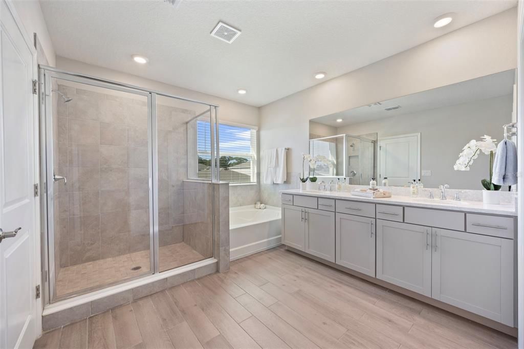 Под контрактом: $675,000 (4 спален, 3 ванн, 2738 Квадратных фут)