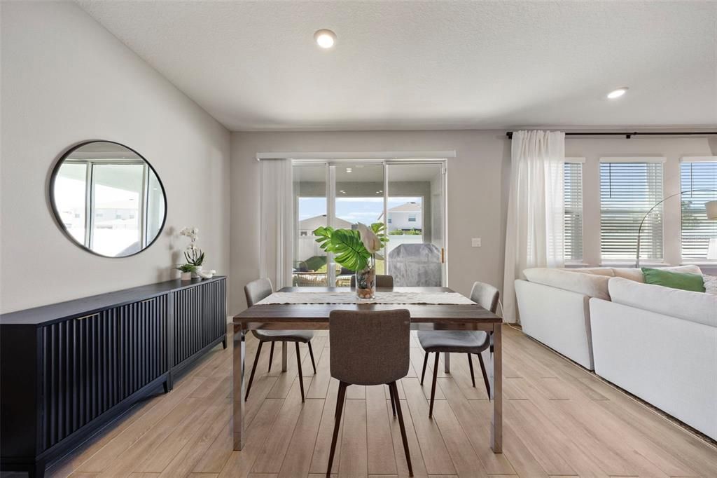 Под контрактом: $675,000 (4 спален, 3 ванн, 2738 Квадратных фут)