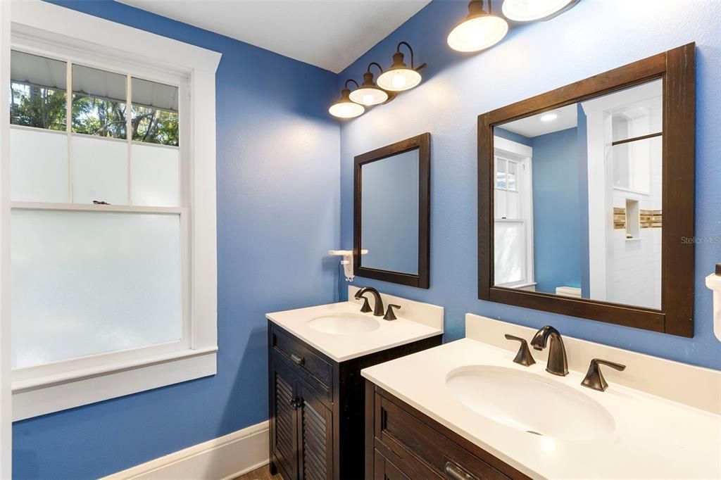 Active With Contract: $239,900 (2 beds, 2 baths, 930 Square Feet)