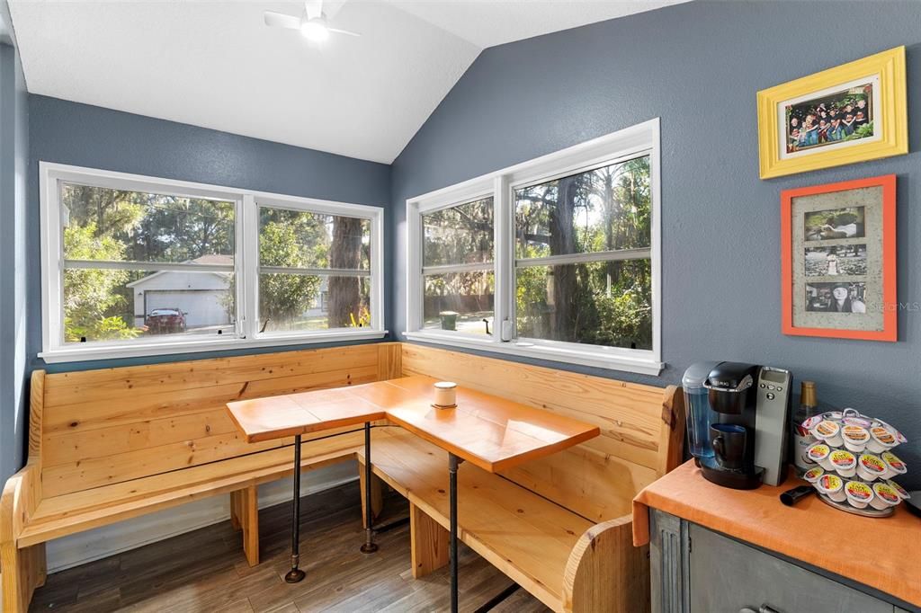 Active With Contract: $239,900 (2 beds, 2 baths, 930 Square Feet)