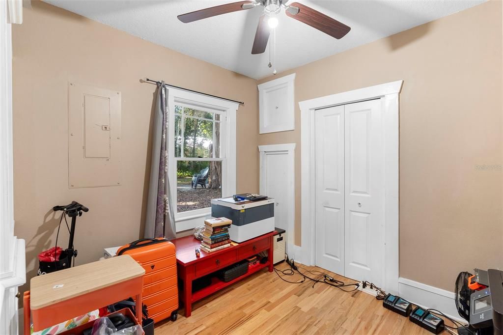 Active With Contract: $239,900 (2 beds, 2 baths, 930 Square Feet)