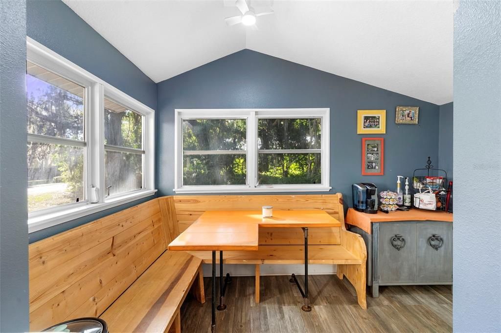 Active With Contract: $239,900 (2 beds, 2 baths, 930 Square Feet)