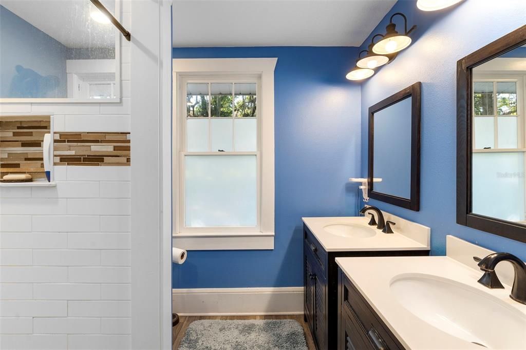 Active With Contract: $239,900 (2 beds, 2 baths, 930 Square Feet)