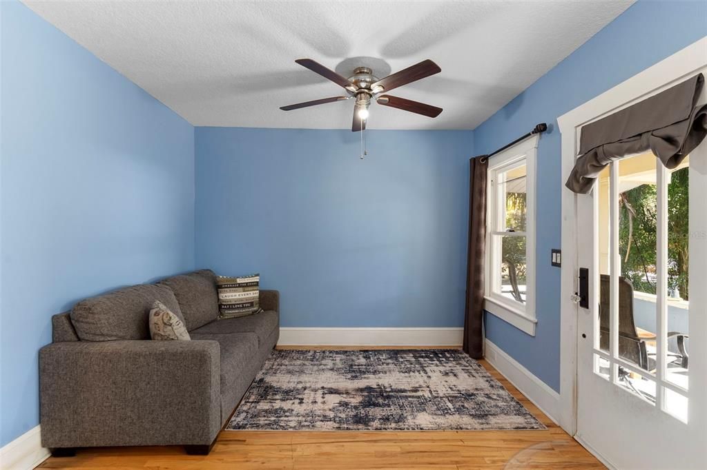 Active With Contract: $239,900 (2 beds, 2 baths, 930 Square Feet)