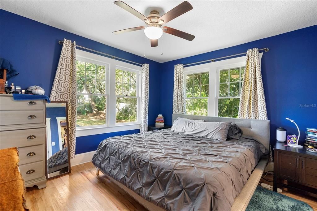 Active With Contract: $239,900 (2 beds, 2 baths, 930 Square Feet)