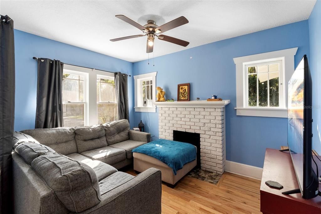 Active With Contract: $239,900 (2 beds, 2 baths, 930 Square Feet)