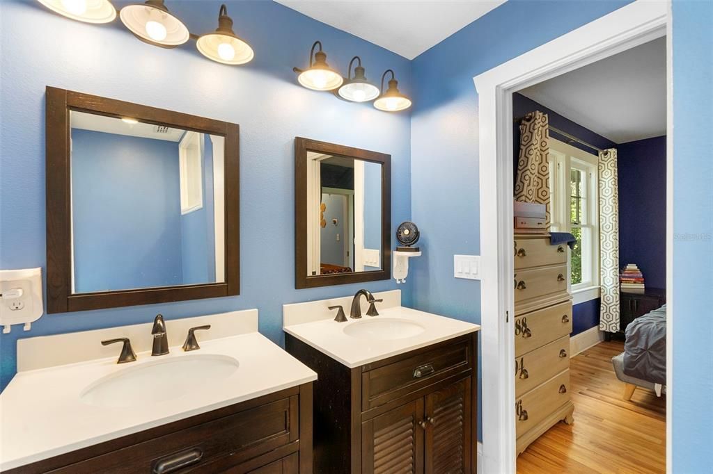 Active With Contract: $239,900 (2 beds, 2 baths, 930 Square Feet)