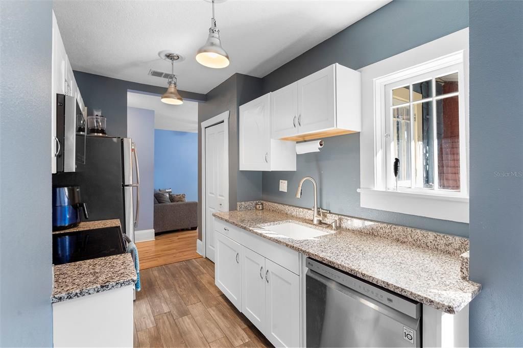 Active With Contract: $239,900 (2 beds, 2 baths, 930 Square Feet)