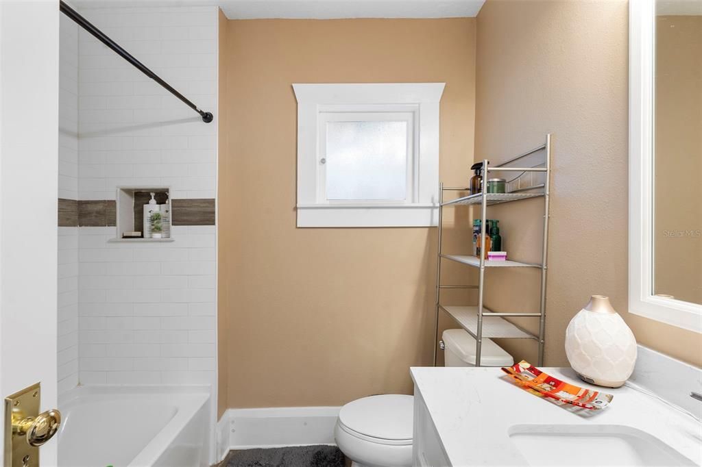 Active With Contract: $239,900 (2 beds, 2 baths, 930 Square Feet)