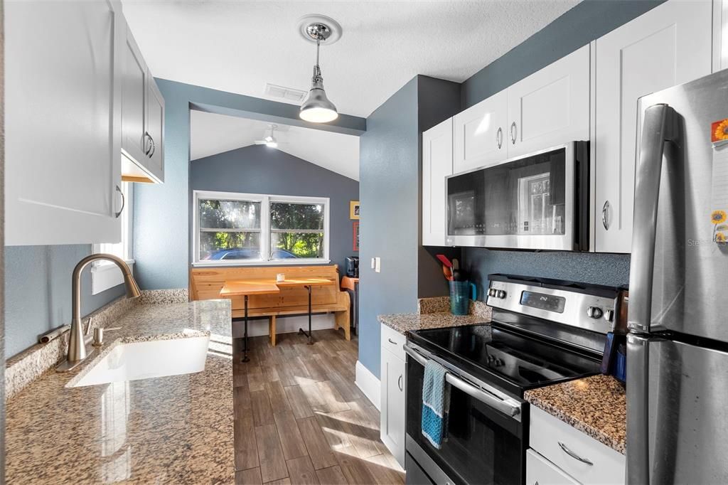 Active With Contract: $239,900 (2 beds, 2 baths, 930 Square Feet)