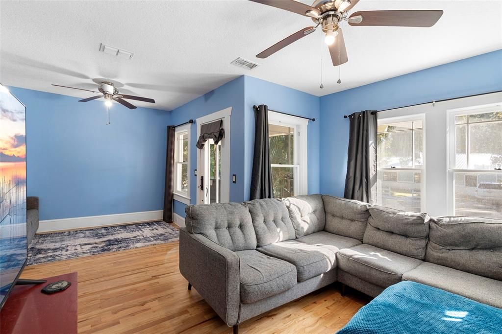 Active With Contract: $239,900 (2 beds, 2 baths, 930 Square Feet)