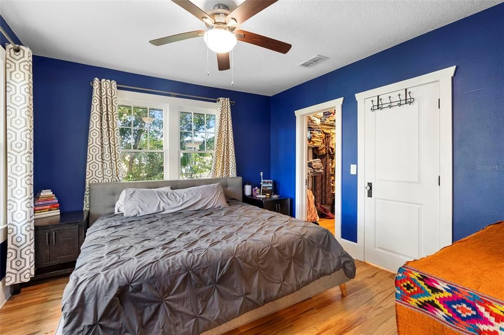 Active With Contract: $239,900 (2 beds, 2 baths, 930 Square Feet)