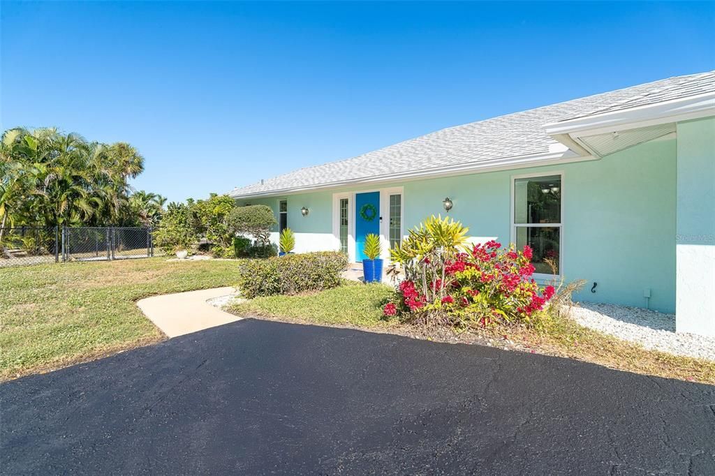 For Sale: $800,000 (3 beds, 3 baths, 2299 Square Feet)