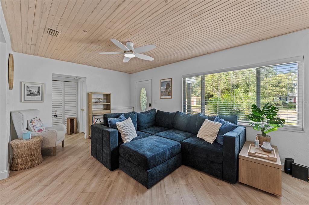 合同活跃: $375,000 (3 贝兹, 2 浴室, 1156 平方英尺)