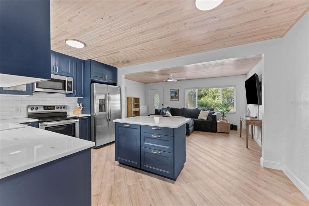 合同活跃: $375,000 (3 贝兹, 2 浴室, 1156 平方英尺)