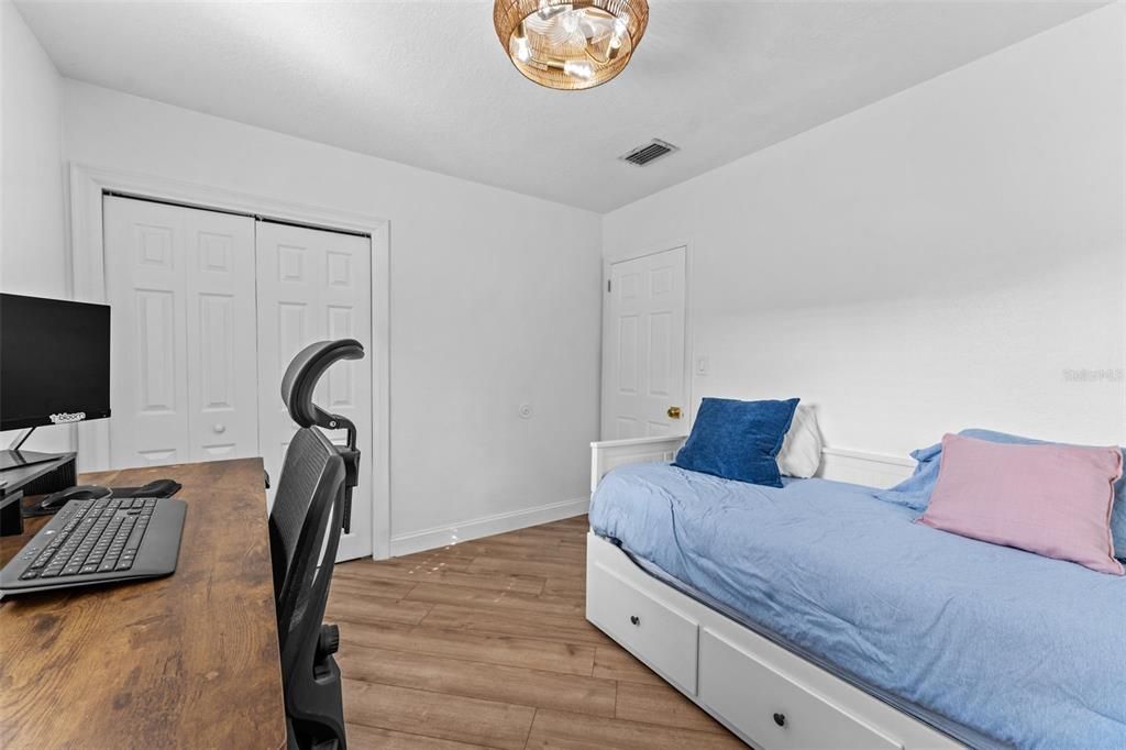 合同活跃: $375,000 (3 贝兹, 2 浴室, 1156 平方英尺)